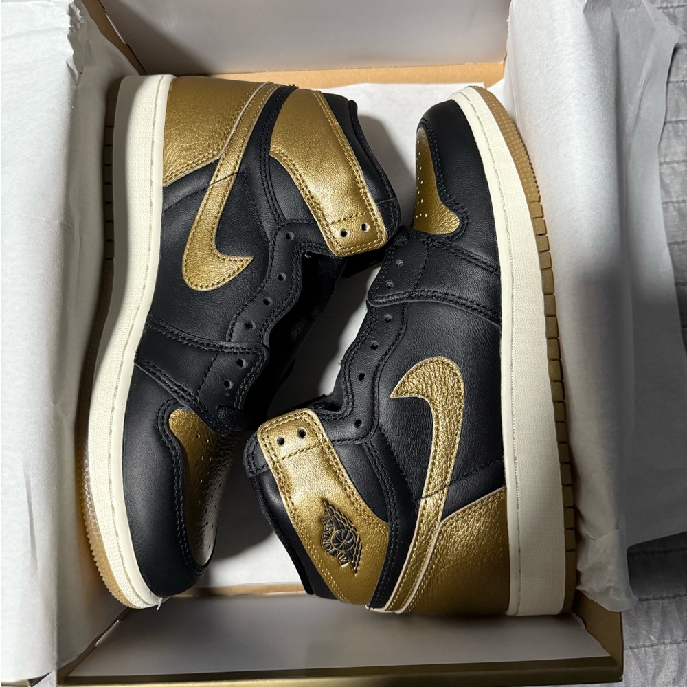 Nike Kids Black and Gold Sneakers